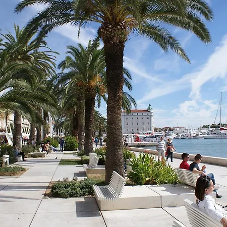 A Quiet With Balcony In About 15 Minutes Walk From The Old Center And Apartment Split
