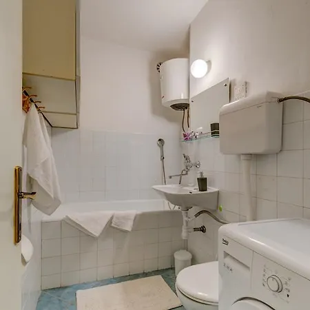 Apartment A Quiet With Balcony In About 15 Minutes Walk From The Old Center And Split